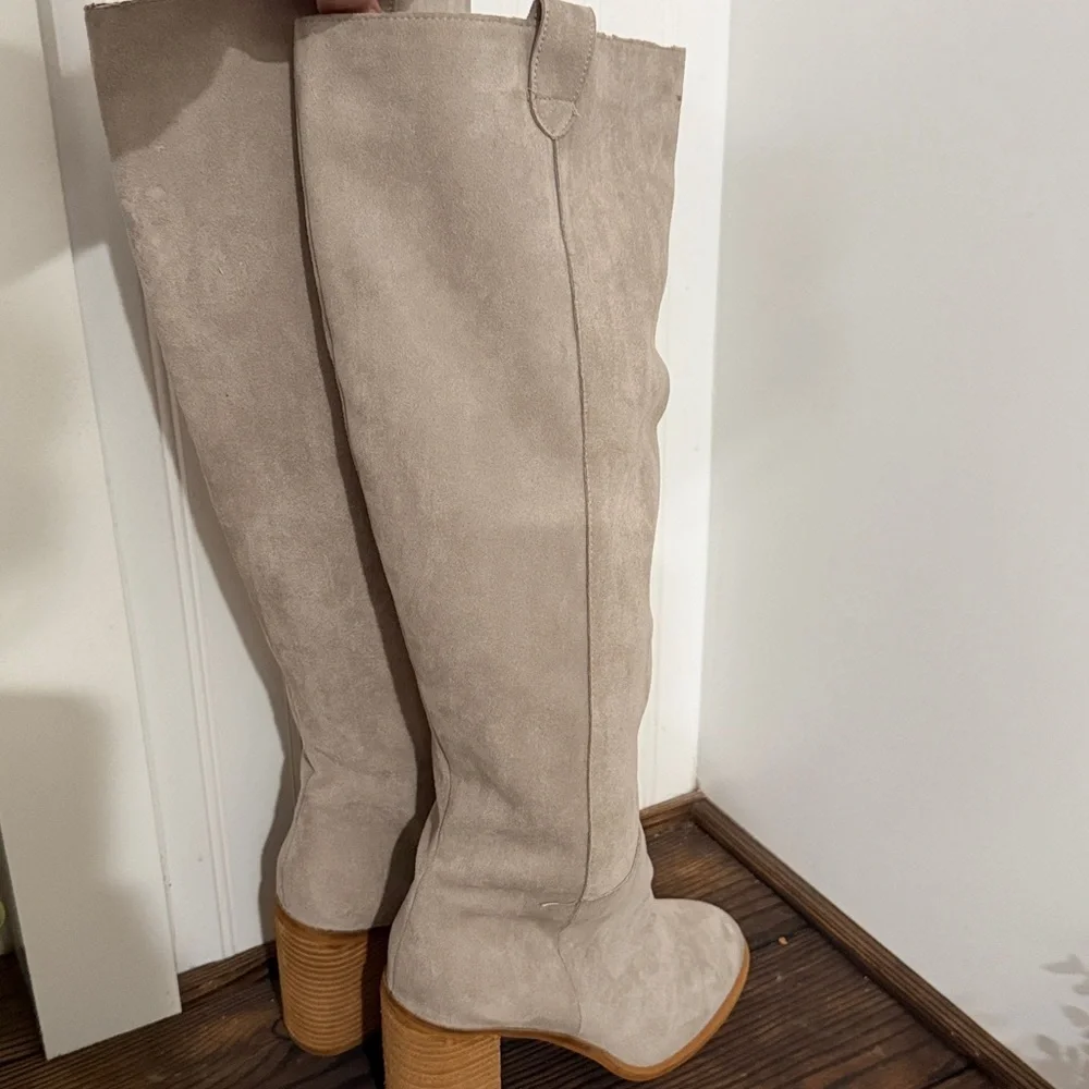 NWT Vici Saint Soft Sueded Tan Block Heel Knee-High Boots